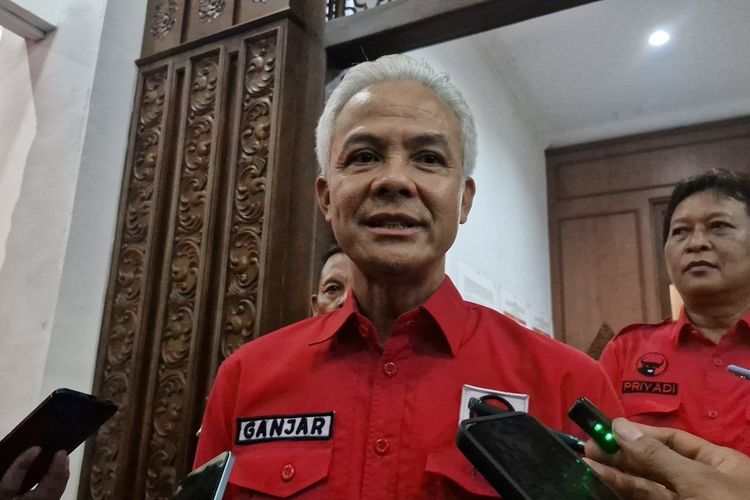 Ganjar Pranowo diwawancarai usai rapat konsolidasi di kantor DPD PDI-P Jateng, Rabu (4/9/2024).