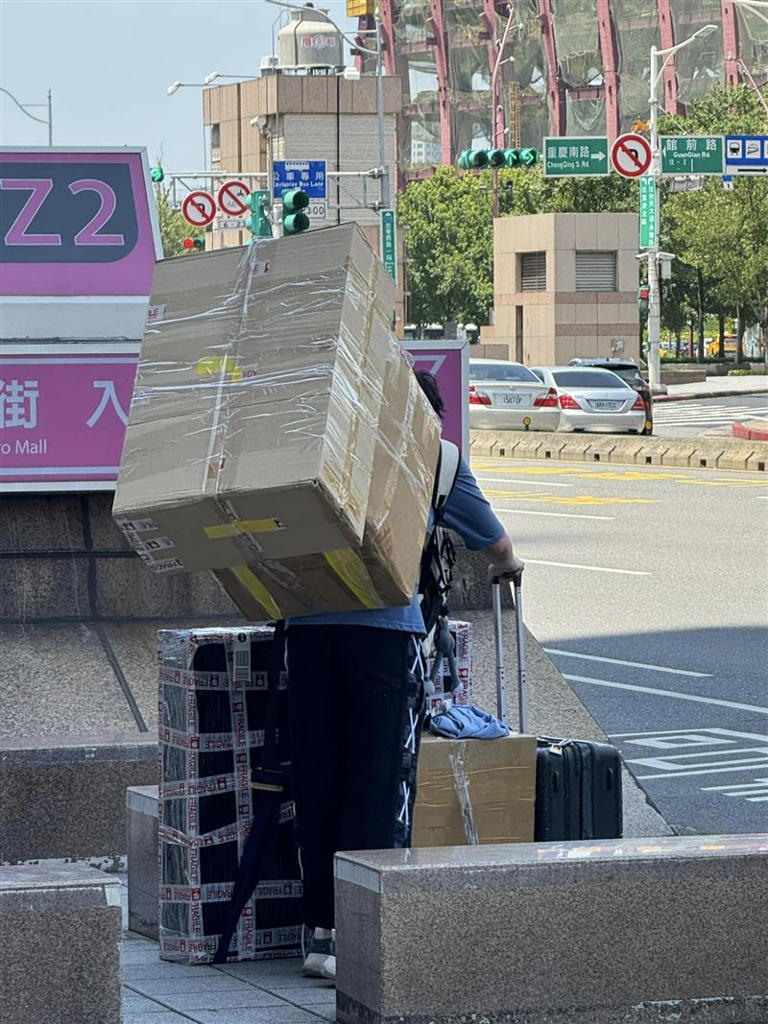 男子在這炎熱的天氣裡，帶著大包小包，相當辛苦。（圖／翻攝自路上觀察學院）