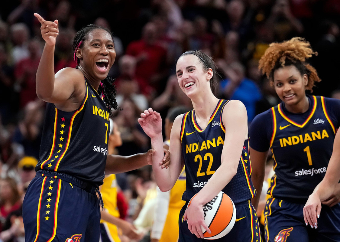 Indiana Fever forward Aliyah Boston (7) celebrates with Indiana Fever guard Caitlin Clark (22) Grace Hollars/IndyStar / USA TODAY NETWORK