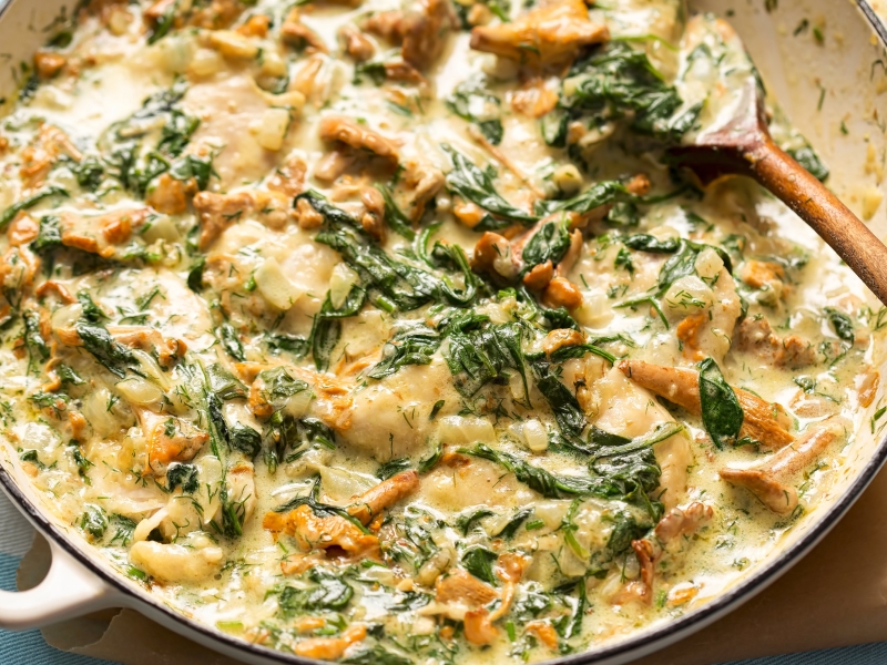 Blitzrezept: cremige Parmesan-Hähnchenpfanne mit Spinat und Pfifferlingen