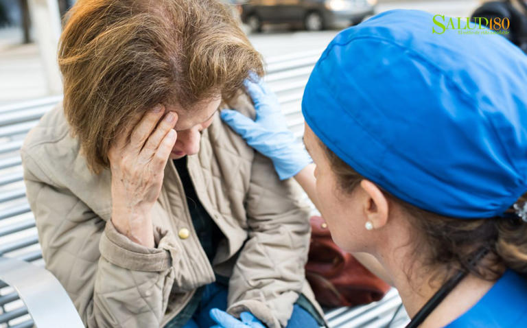 Mujer consulta al médico por un derrame cerebral