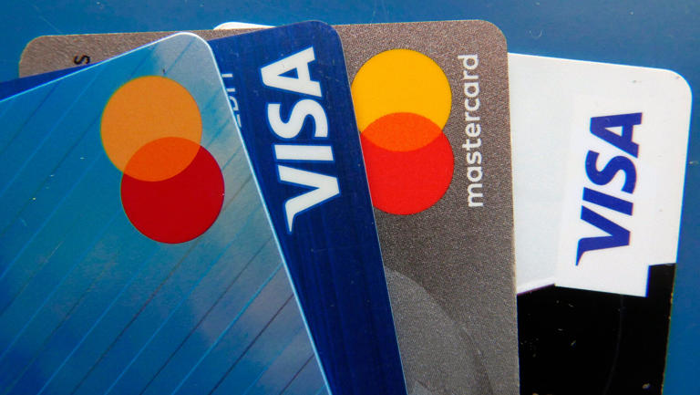 Americans Face Record Credit Card Debt Amid Rising Interest Rates