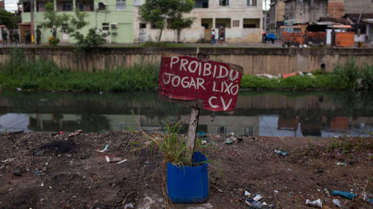 Comando Vermelho tinha estratégia parecida com a das milícias: dominar um território e cobrar taxa de extorsão de todos nesta região. Esse modelo está ligado a uma pressão sobre a política local, diz Feltran