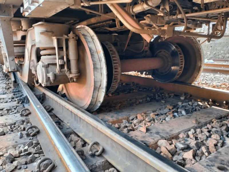 Somnath Express Train Accident: सोमनाथ एक्सप्रेस पटरी से उतरी, मौके पर  पहुंचे अधिकारी, रूट प्रभावित