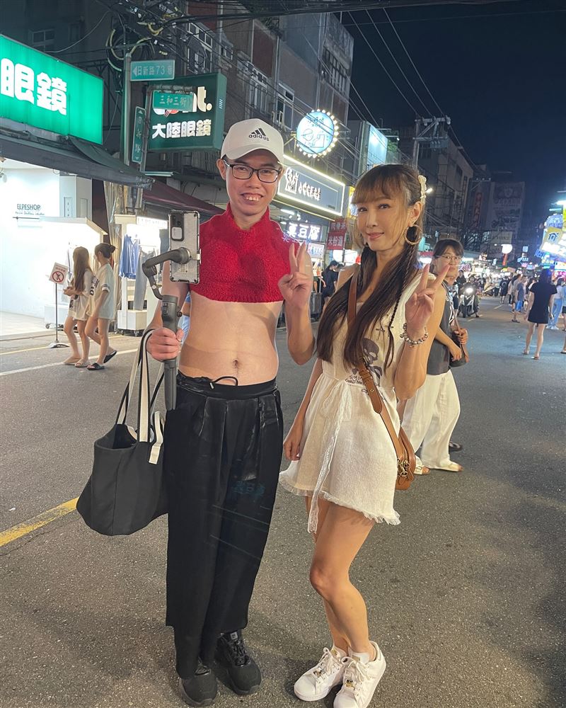 胡文英（右）與鄧佳華遭質疑拍成人片後駁斥。（圖／翻攝臉書）