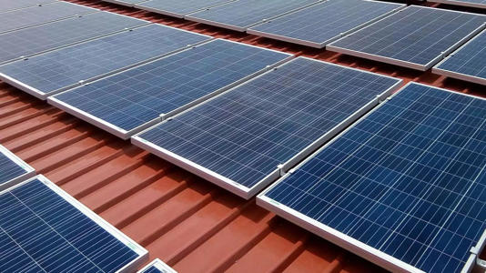 Solar Power: पीएम सूर्यघर मुफ्त बिजली योजना लॉन्च होने के बाद रूफटॉप सोलर प्लांट लगवाना और आसान हो गया है। यही वजह है कि गांव-गांव में लोग प्लांट लगवा रहे हैं। प्रदेश में इस वक्त रूफटॉप सोलर प्लांट से 375 मेगावॉट बिजली का उत्पादन हो रहा है। इस मामले में लखनऊ टॉप पर है।