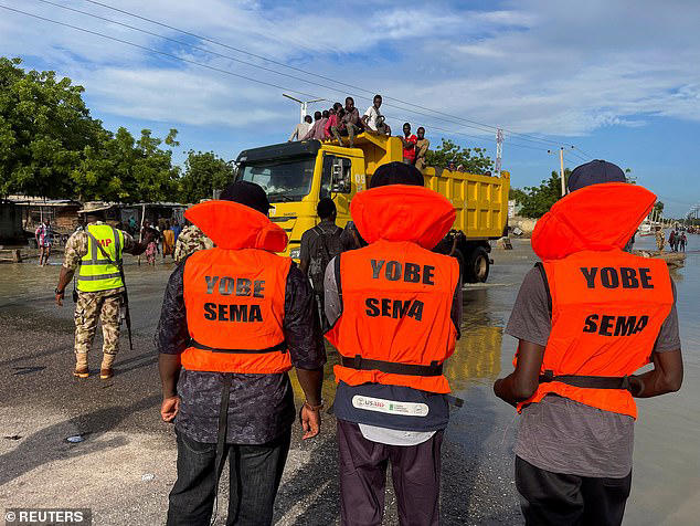 Yobe state emergency workers and Nigerian soldiers rescue people from flooded areas in Maiduguri, northern Borno state