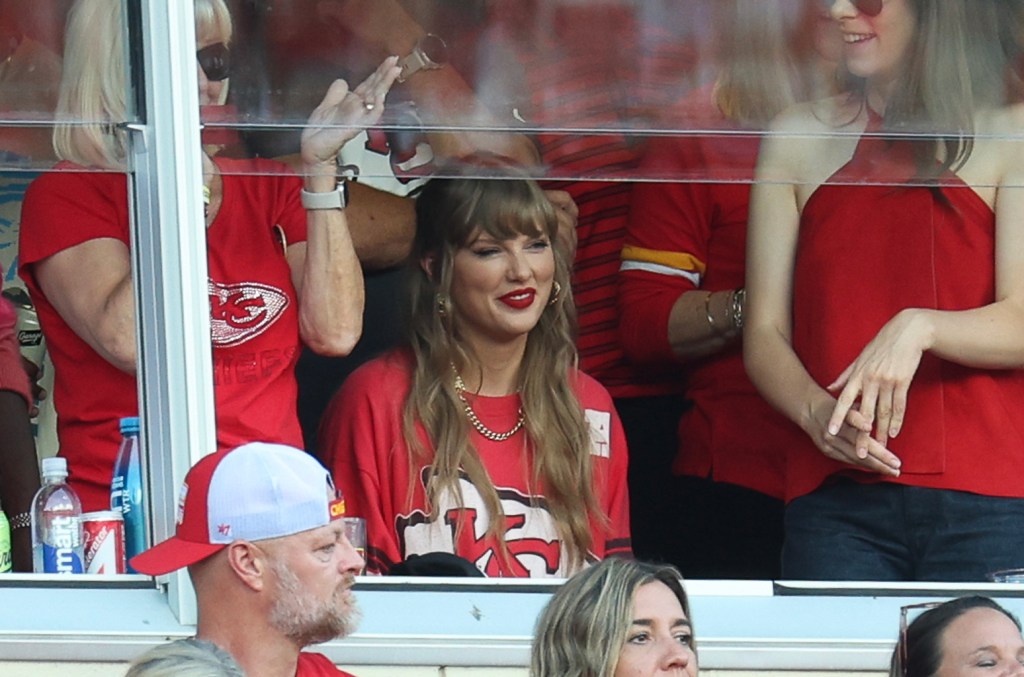 Taylor Swift Makes Everyone Feel Like ‘Instant Family' at Chiefs Games(00)