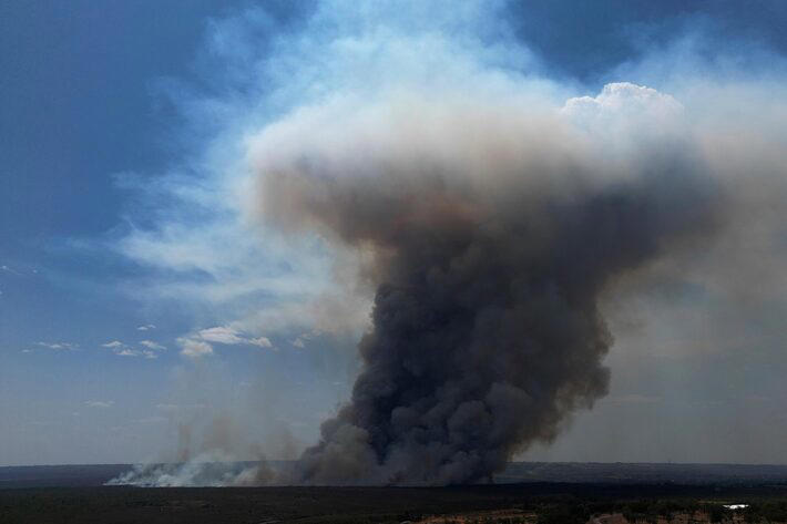 Incêndio em área de proteção ambiental do Parque Nacional de Brasília, a poucos quilômetros de distância da residência oficial da Presidência da República. Foto: Eraldo Peres/AP