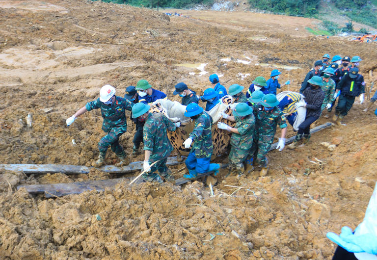 Tiền Phong Những thi thể lần lượt được lực lượng chức năng đưa ra khỏi hiện trường để bàn giao cho người thân tổ chức mai táng. 1