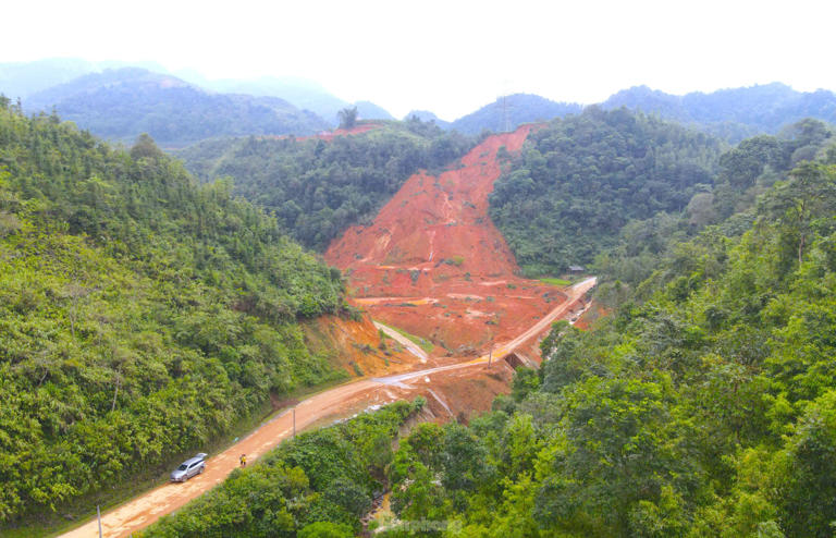 Tiền Phong Cũng trong sáng 9/9, núi Khuổi Ngọa (xã Ca Thành) bất ngờ đổ sập xuống. Hàng trăm nghìn khối đất đá đổ ào xuống phía dưới. 1