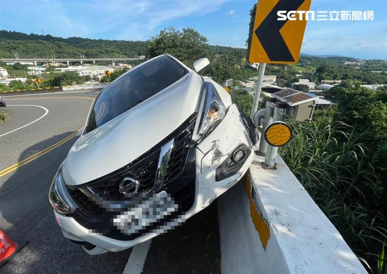 24歲林女開車行經彰148線時，疑誤踩油門衝上護欄，車輛呈45度角卡住引發熱議。（圖／翻攝畫面）