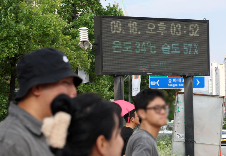 서울에 폭염경보가 내려진 18일 오후 서울 송파구 잠실네거리 전광판에 기온이 표시돼 있다 /뉴시스