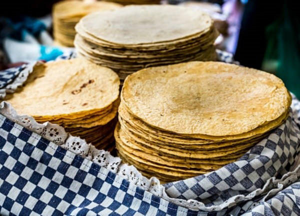 En México se pueden encontrar tortillas frescas hechas a mano en el mismo supermercado.