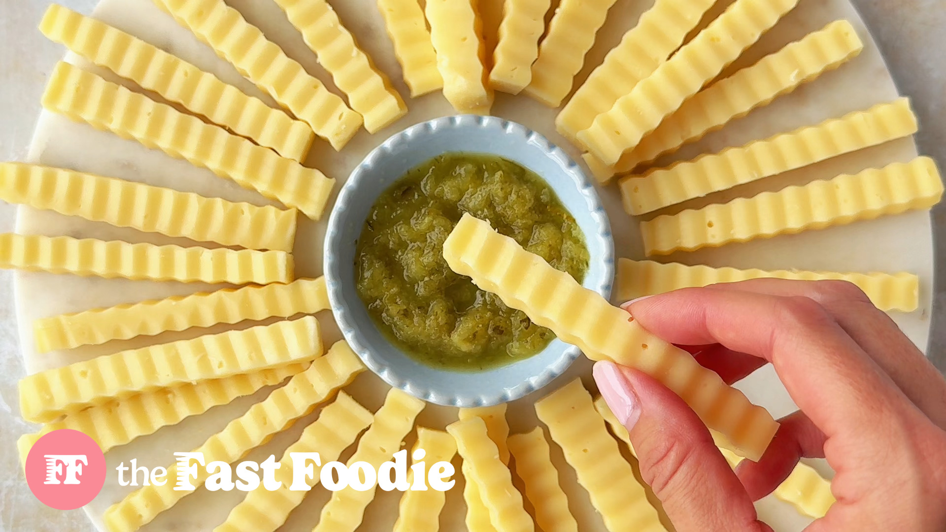 Käsepommes mit Gurkendip, ein lustiger und schmackhafter Snack