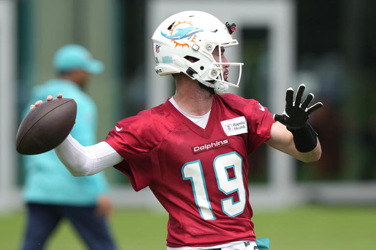 Miami Dolphins quarterback Skylar Thompson (19) throws a pass during practice at the NFL football team's training facility, Wednesday, Sept. 18, 2024, in Miami Gardens, Fla. (AP Photo/Lynne Sladky)