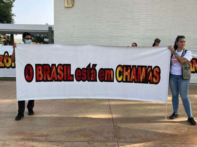 Manifestantes do movimento Jovens pelo Clima Brasília e Fridays for Future durante ato em frente ao Ministério da Agricultura para exigir respostas do governo às queimadas