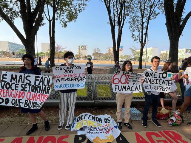 Manifestantes do movimento Jovens pelo Clima Brasília e Fridays for Future durante ato em frente ao Ministério da Agricultura para exigir respostas do governo às queimadas