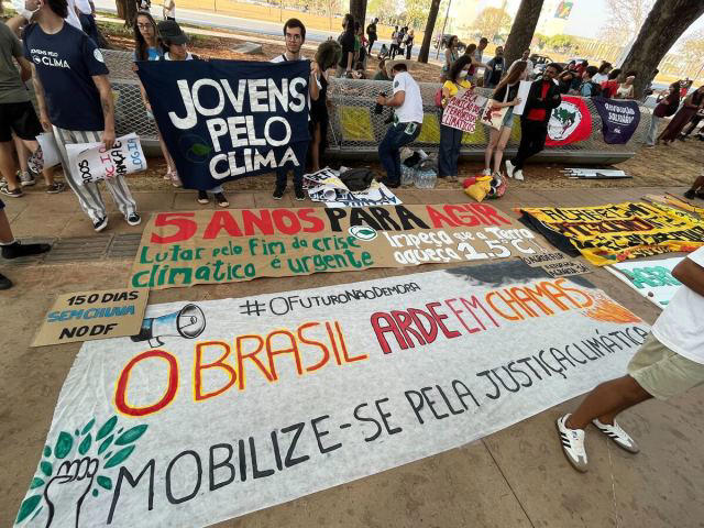 Manifestantes do movimento Jovens pelo Clima Brasília e Fridays for Future durante ato em frente ao Ministério da Agricultura para exigir respostas do governo às queimadas