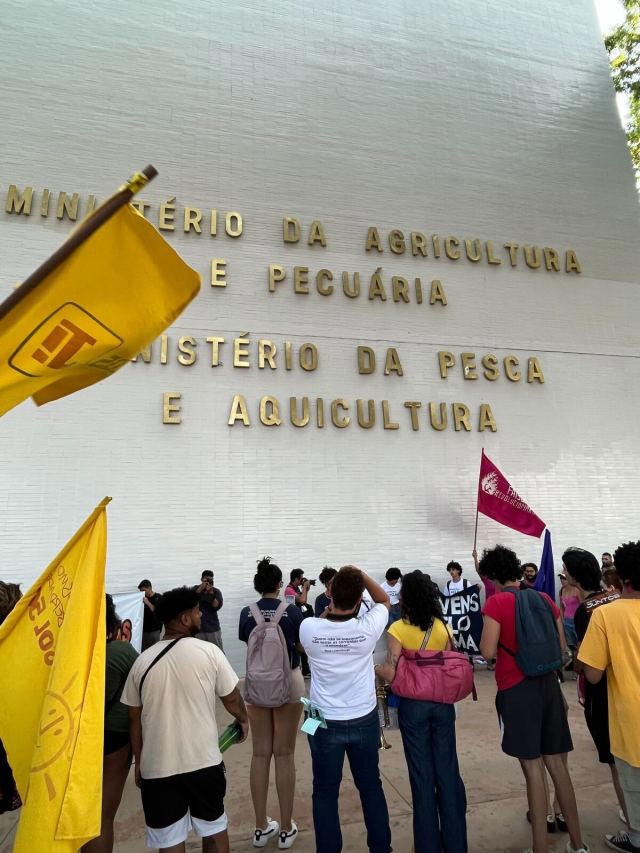 Manifestantes do movimento Jovens pelo Clima Brasília e Fridays for Future durante ato em frente ao Ministério da Agricultura para exigir respostas do governo às queimadas