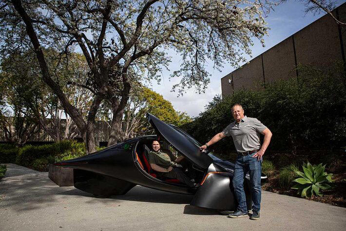 Chris Anthony (E) e Steve Fambro com o carro solar da Aptera Foto: Jane Hahn/WashingtonPost