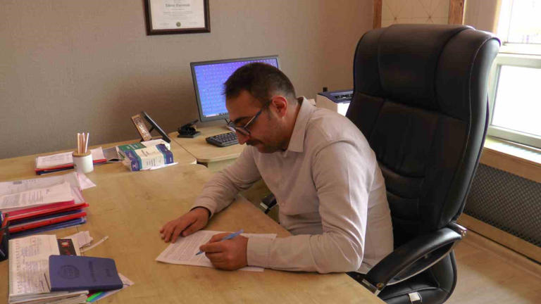 AVUKAT MÜCAHİT KÜÇÜK, YARGITAY TARAFINDAN VERİLEN KARARLA KREDİ BORCUNU ÖDEYEMEYEN EMEKLİLERİN MAAŞLARININ HACZEDİLEMEYECEĞİNİ SÖYLEYEREK, “EMEKLİLER KREDİ ÇEKERKEN İMZALADIKLARI SÖZLEŞMELERE DİKKAT ETMELİ” DEDİ.
