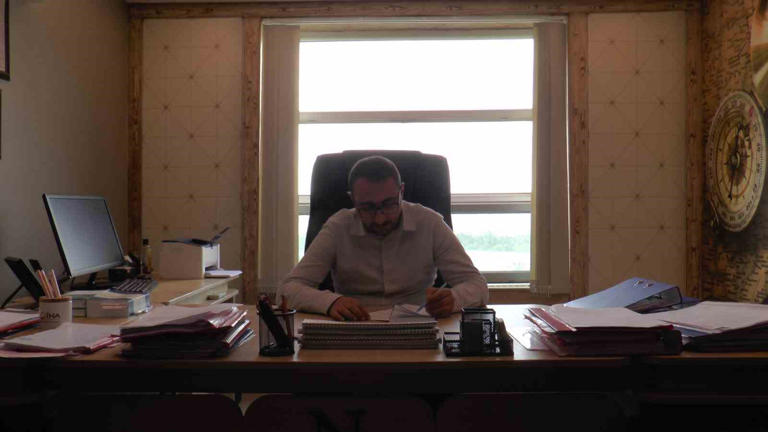 AVUKAT MÜCAHİT KÜÇÜK, YARGITAY TARAFINDAN VERİLEN KARARLA KREDİ BORCUNU ÖDEYEMEYEN EMEKLİLERİN MAAŞLARININ HACZEDİLEMEYECEĞİNİ SÖYLEYEREK, “EMEKLİLER KREDİ ÇEKERKEN İMZALADIKLARI SÖZLEŞMELERE DİKKAT ETMELİ” DEDİ.