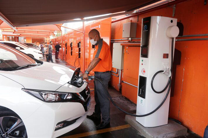 Carros elétricos ainda enfrentam o receio dos motoristas em relação à autonomia da bateria, temendo não conseguir completar a viagem Foto: Alex Silva/ Estadão - 14/12/2021