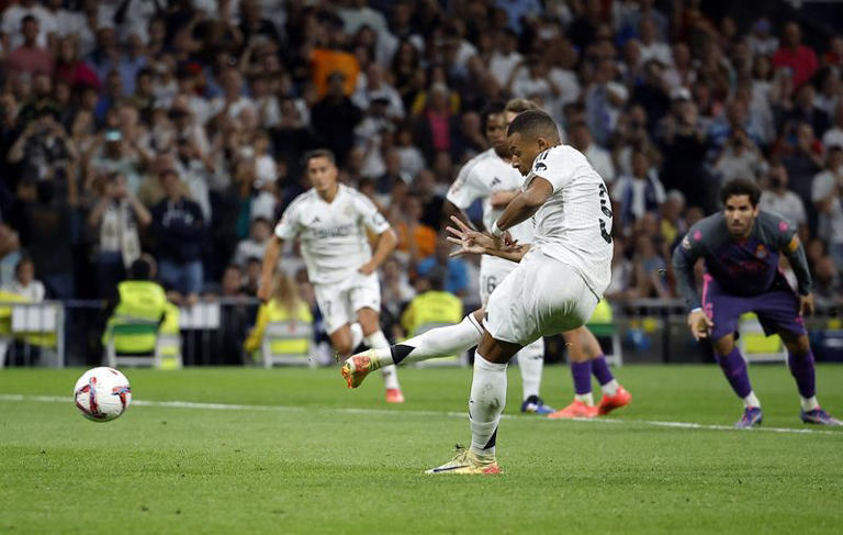 Soccer Football - LaLiga - Real Madrid v Espanyol - Santiago Bernabeu, Madrid, Spain - September 21, 2024 Real Madrid's Kylian Mbappe scores their fourth goal from the penalty spot REUTERS/Juan Medina