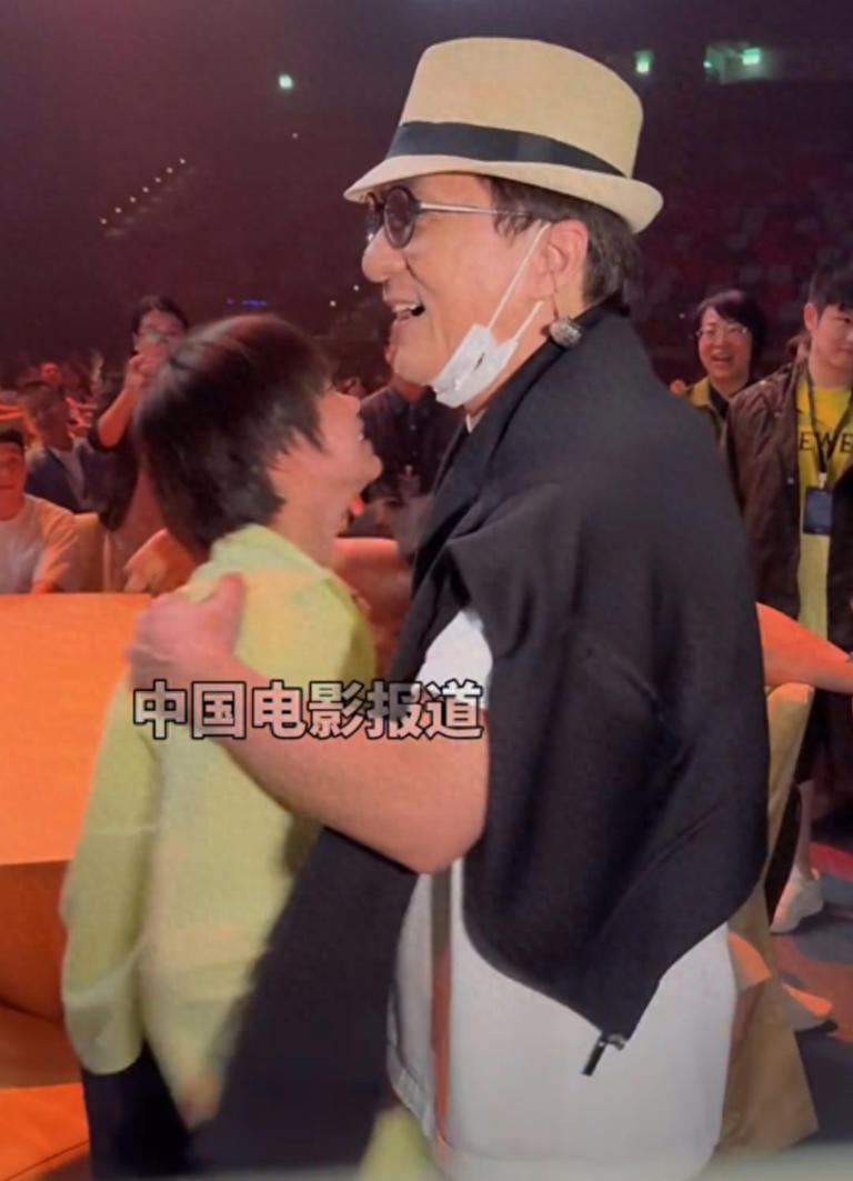 成龙说全红婵樊振东是自己的偶像:为国家升国旗是一辈子的梦想,我做不到,你们做到了 成龙说全红婵樊振东是自己的偶像:为国家升国旗是一辈子的梦想,我做不到,你们做到了