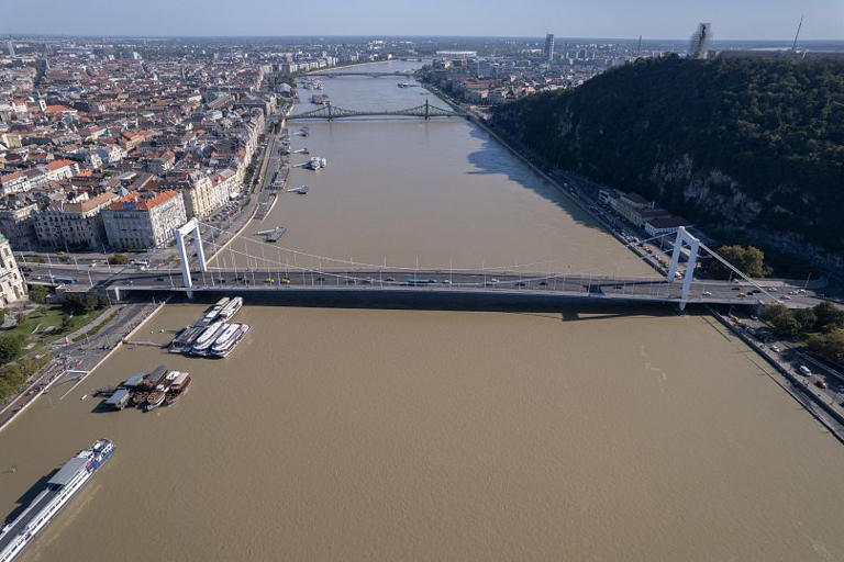 A drónnal készült felvételen a tetőző Duna Budapesten az Erzsébet hídnál 2024. szeptember 21-én. Mathe Zoltan/MTI - MTI