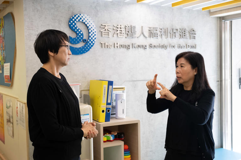 香港聋人福利促进会手语传译主任卢允诗(左)和手语中心主任陈玉娟用手语交流(8月12日摄)。新华社记者 朱炜 摄 香港聋人福利促进会手语传译主任卢允诗(左)和手语中心主任陈玉娟用手语交流(8月12日摄)。新华社记者 朱炜 摄