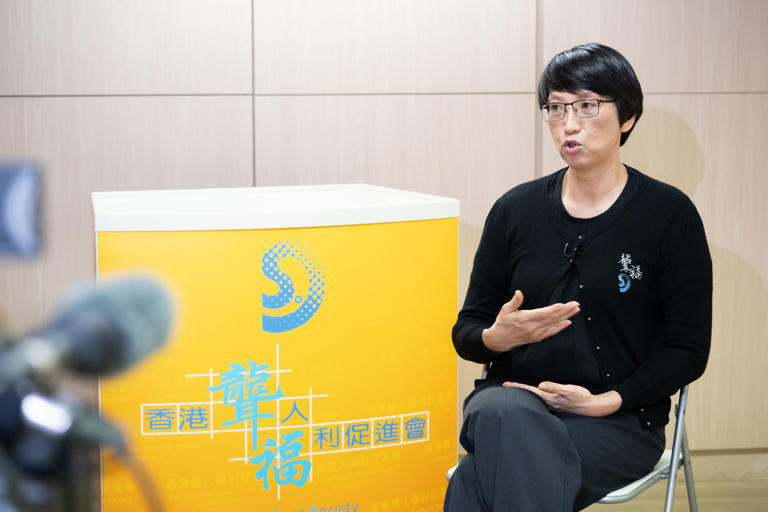 香港聋人福利促进会手语传译主任卢允诗接受采访(8月12日摄)。新华社记者 朱炜 摄 香港聋人福利促进会手语传译主任卢允诗接受采访(8月12日摄)。新华社记者 朱炜 摄