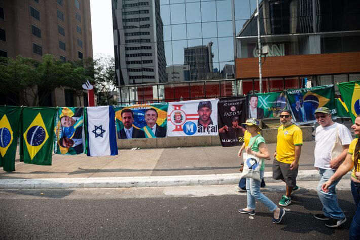 Bandeiras vendidas na manifestação exibem Bolsonaro, Pablo Marçal e Elon Musk Foto: Taba Benedicto/ Estadão