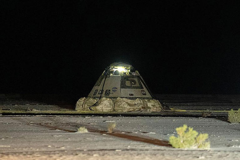 美國故障飛船“星際客機”返回地球，宇航員還在太空