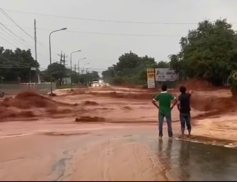 Tiền Phong Lũ cát đỏ chảy tràn xuống đường Nguyễn Thông (phường Phú Hài, TP. Phan Thiết, tỉnh Bình Thuận). 1