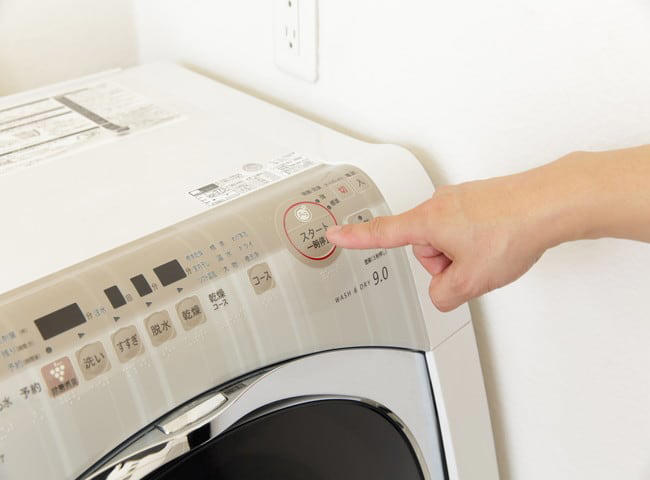 洗濯機を回してる時、絶対やってはいけないNG行為10選！知らないと故障の原因に…