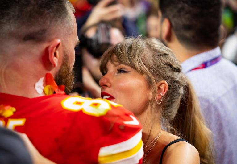 Kansas City Chiefs tight end Travis Kelce (87) celebrates with girlfriend Taylor Swift. Mark J. Rebilas-Imagn Images