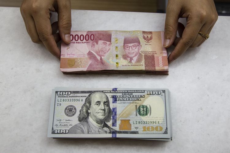 Rupiah Terus Melemah, Bank Patok Harga 16.800 Per Dolar AS