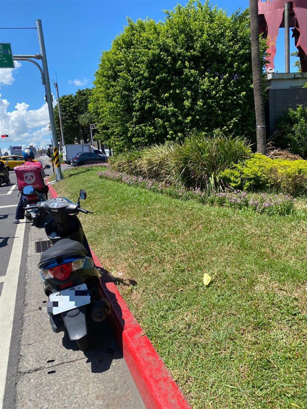 死者機車停在路旁。（圖／翻攝畫面）