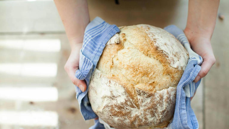 Ni en una bolsa de plástico ni en una de tela: un panadero revela cómo guardar el pan para que se conserve fresco