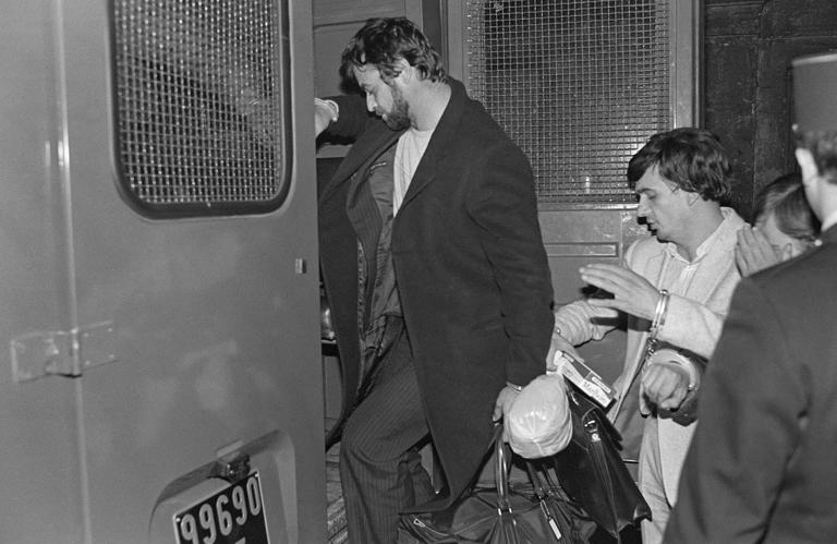 Edmond Vidal, ancien chef du "gang des Lyonnais" arrêté à Lyon, monte dans le fourgon de police après son instruction par le juge d'instruction, le 20 novembre 1982 à Lyon.