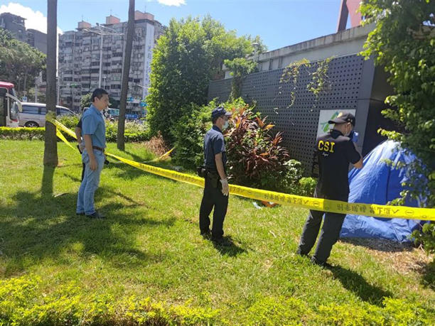 北市褚姓男子陳屍馬路中央分隔島的草叢。（圖／翻攝畫面）