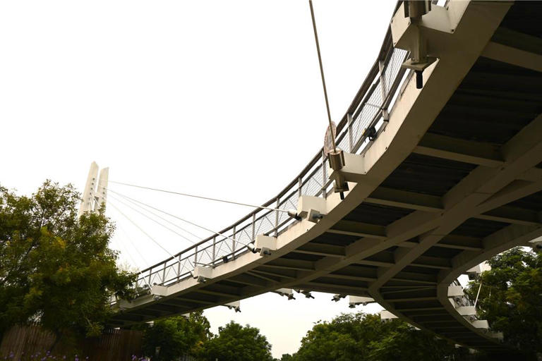 豐原葫蘆墩公園內X型斜張跨橋遭批是大型天空廢棄物。（李京昇攝）