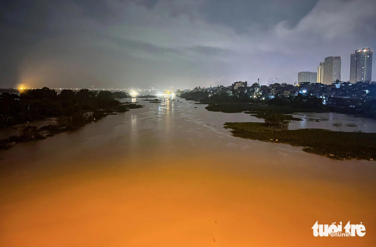 Khuya 9-9, nước lũ sông Hồng lên nhanh. Trong ảnh là khu vực dòng chảy nằm phía trong bãi giữa. Khu vực này thường xuyên cạn khô, nhưng đêm nay chìm trong mênh mông nước - Ảnh: HỒNG QUANG