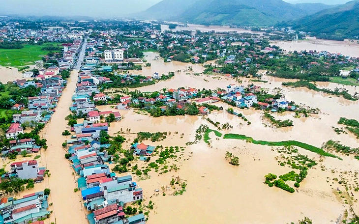 Nhiều xã tại huyện Sơn Động, tỉnh Bắc Giang bị ngập sâu trong mưa lũ, hàng trăm hộ dân được lực lượng công an hỗ trợ di chuyển khỏi nhà đến nơi an toàn. Dự báo mưa to còn tiếp diễn những ngày tới - Ảnh: CÔNG AN BẮC GIANG