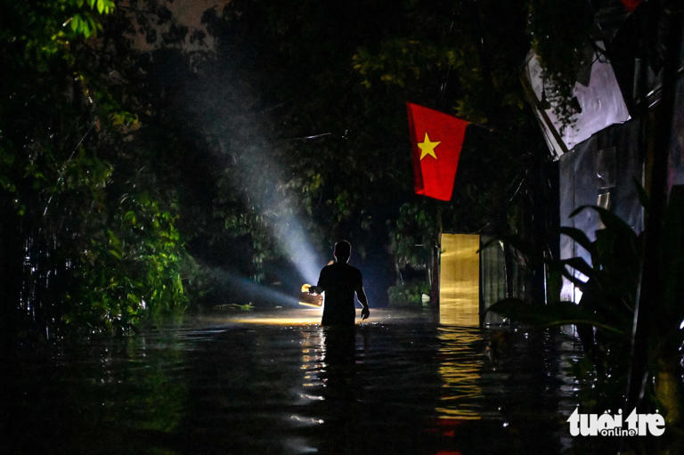 Nước sông Hồng dâng nhanh trong đêm khiến nhiều người Hà Nội không kịp trở tay - Ảnh: HỒNG QUANG