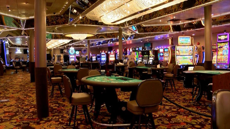 Peoria officials want Par-A-Dice Hotel Casino to pull up anchor and move to Peoria