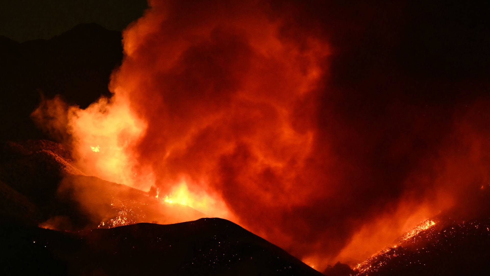 Thousands forced to evacuate as Airport Fire rages in southern California