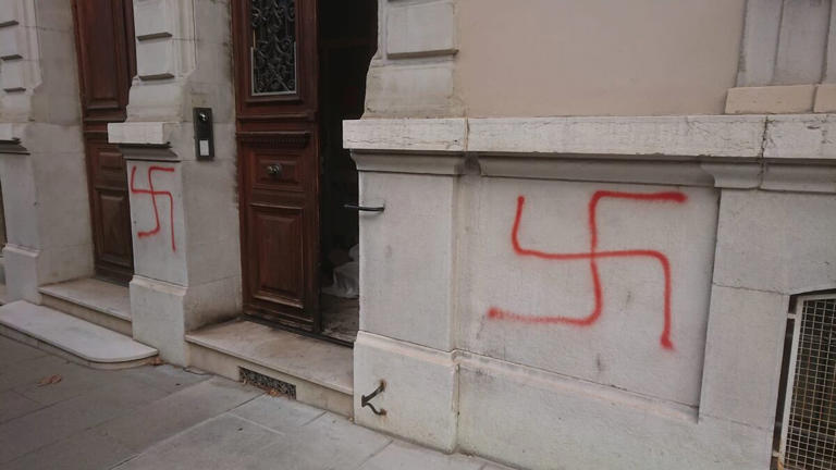 Les symboles nazis ont été peints en rouge sur les murs du consulat français, à Genève. Marc Ferracci/X